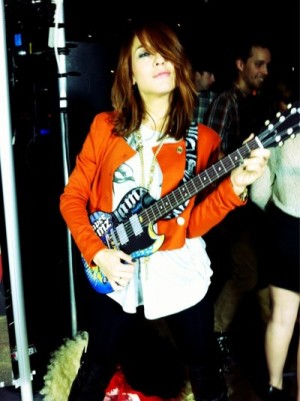 DJ Abeille rayonne en orange