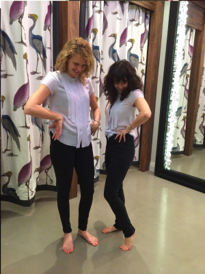 Les BFF essaient des jeans chez Aritzia.