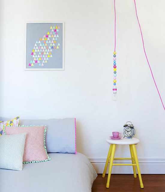 Chambre de bébé pastel et néon.