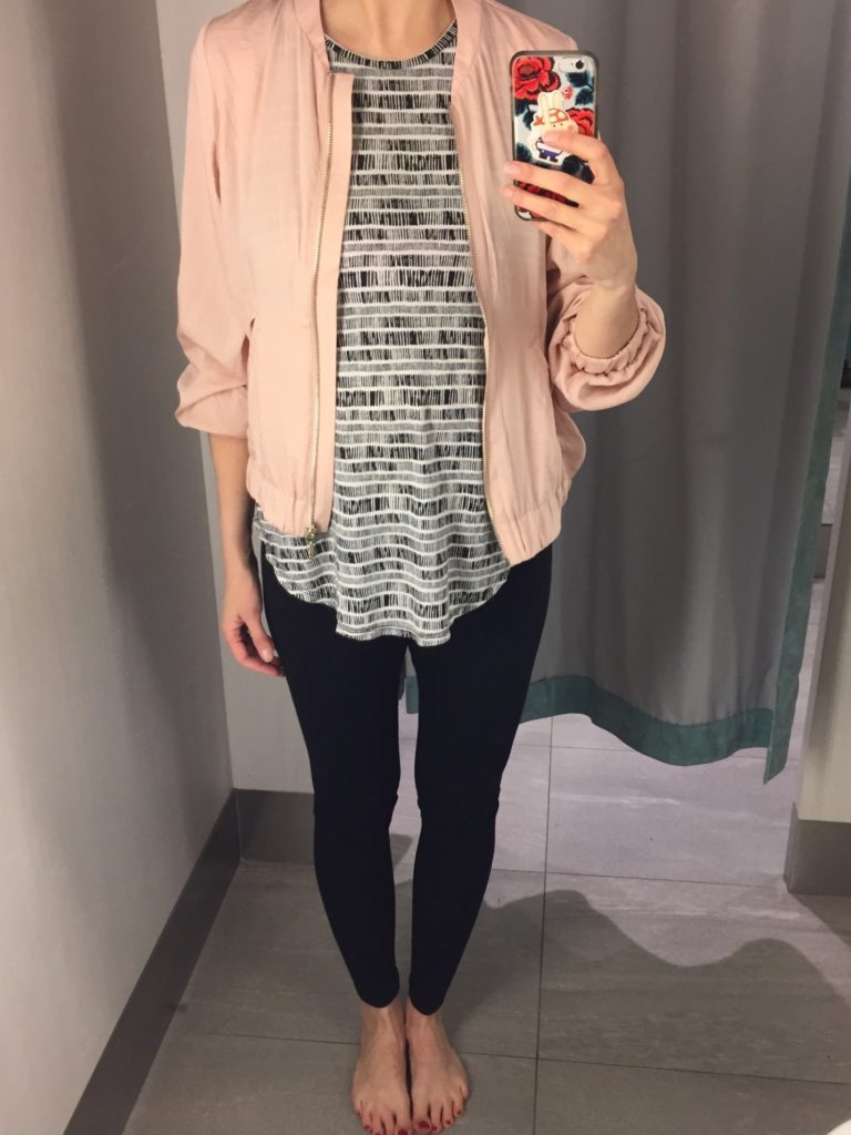 H&M MAMA : vêtements de maternité et d’allaitement.